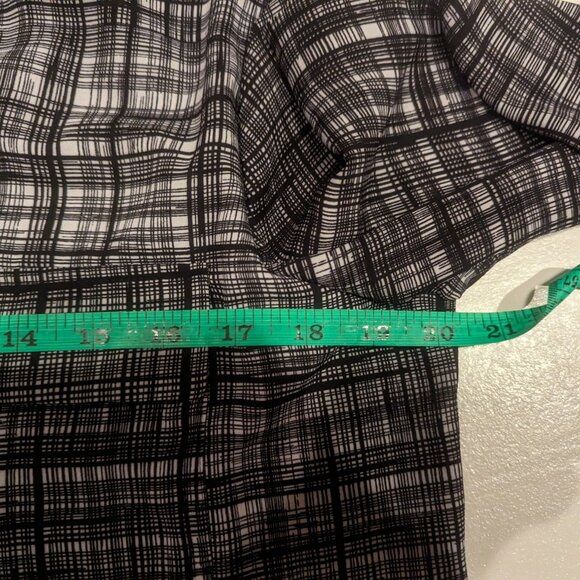 Olivia Investment Size Small (But more like a large) Black/White Blouse - Picture 12 of 14